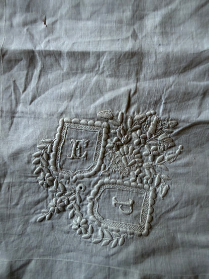 モノグラム刺繍ハンカチ