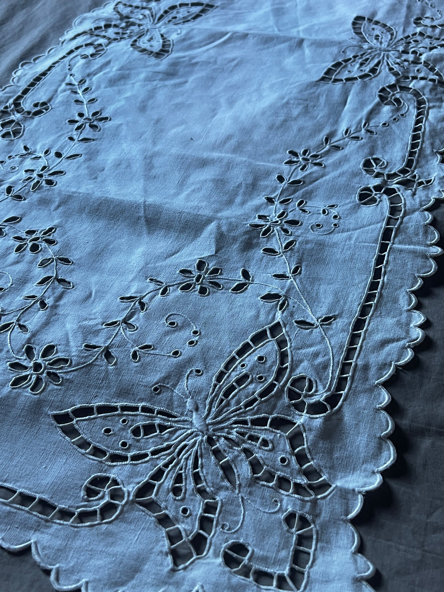 カットワーク刺繍クロス