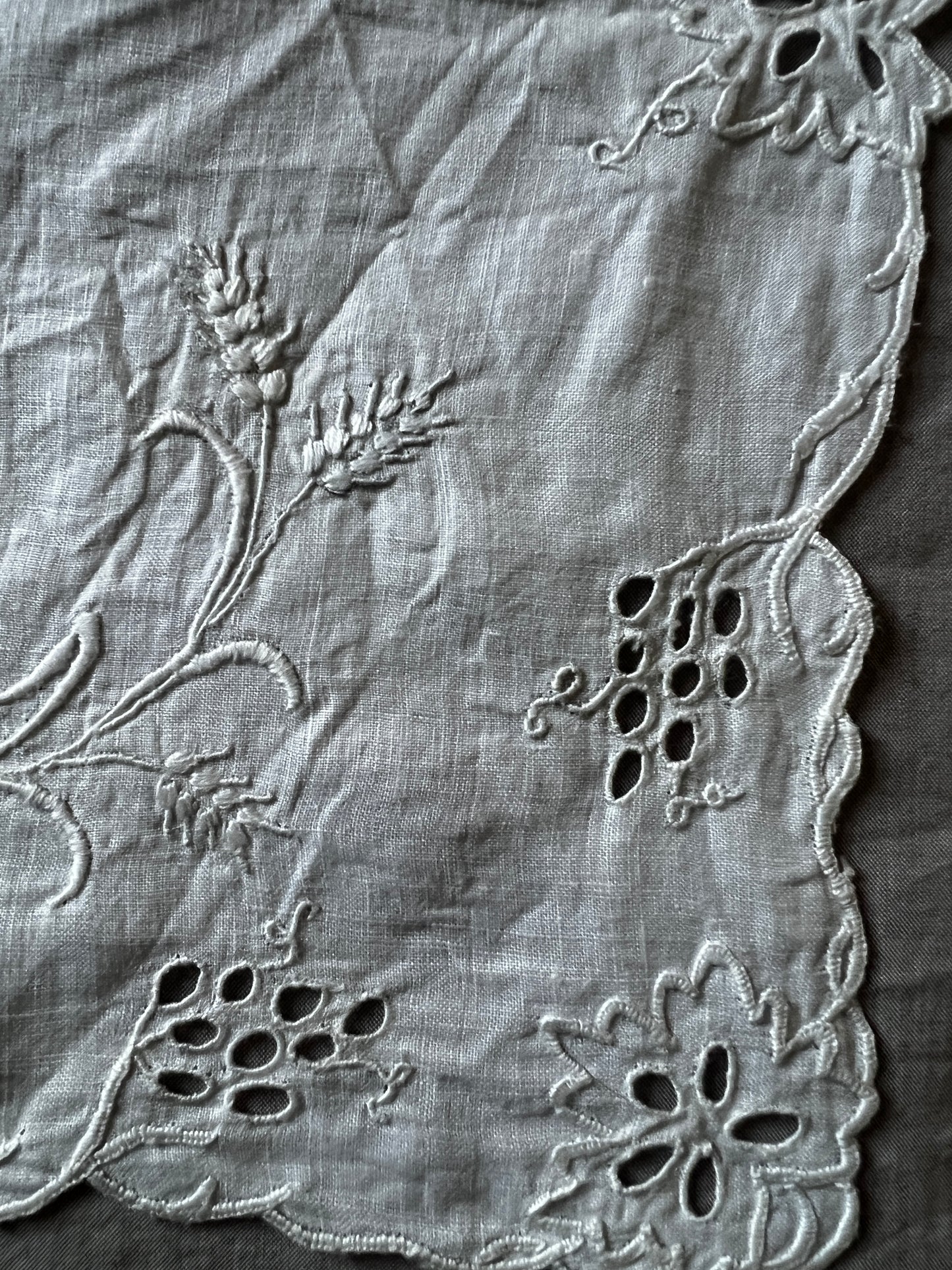 白刺繍のクロス(聖杯)
