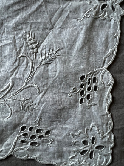 白刺繍のクロス(聖杯)
