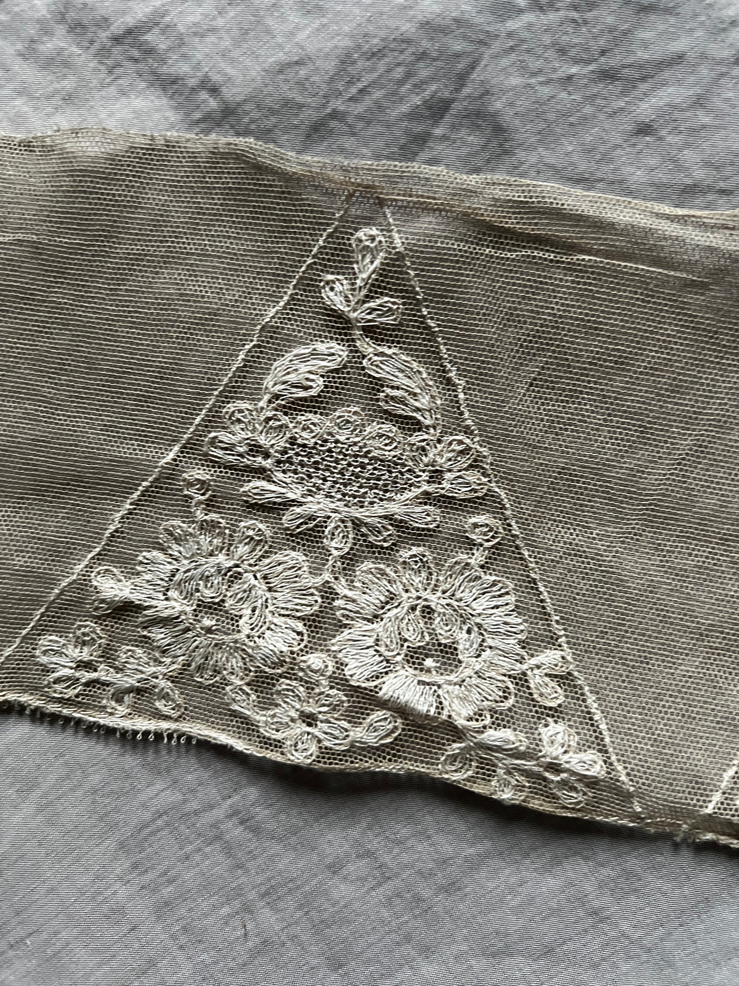 チュール刺繍レース