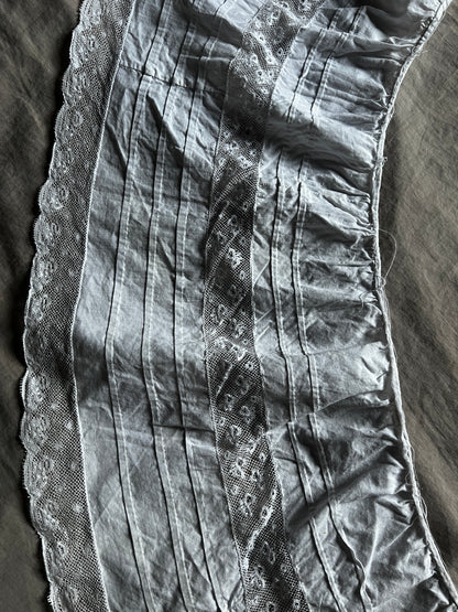 レースフリルのドレス裾