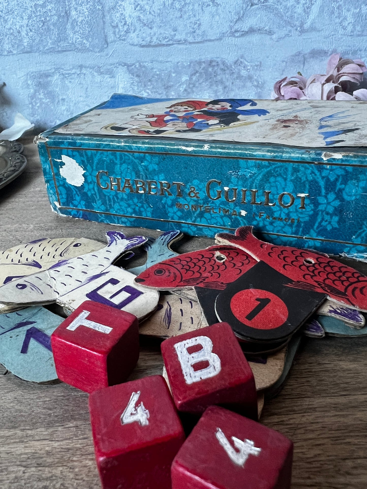 紙箱入りおもちゃ