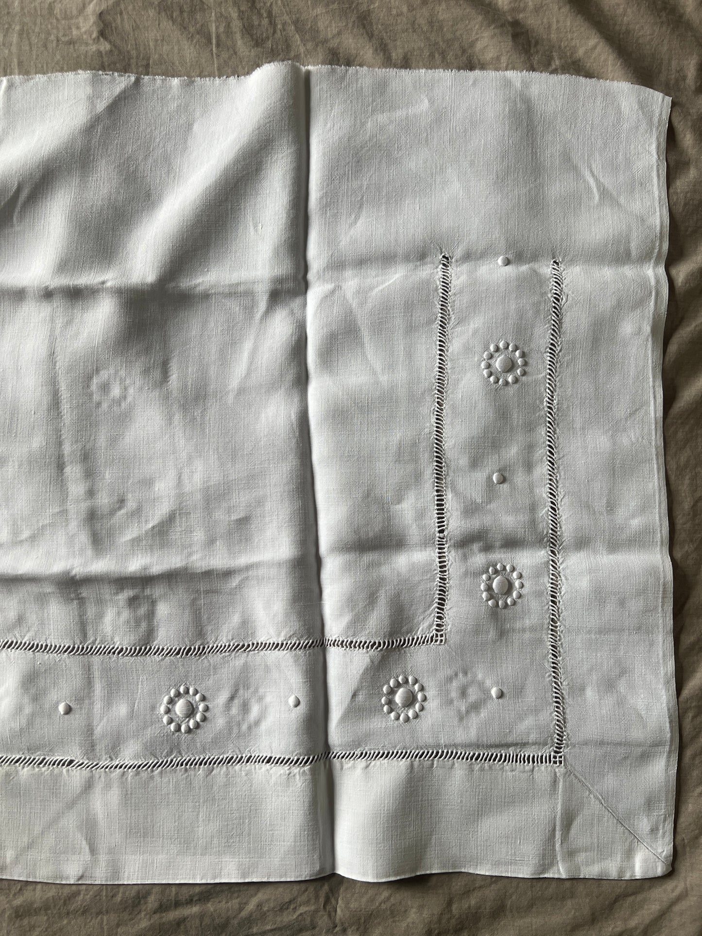 モノグラム刺繍リネン端布