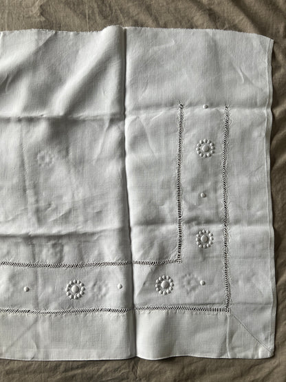 モノグラム刺繍リネン端布