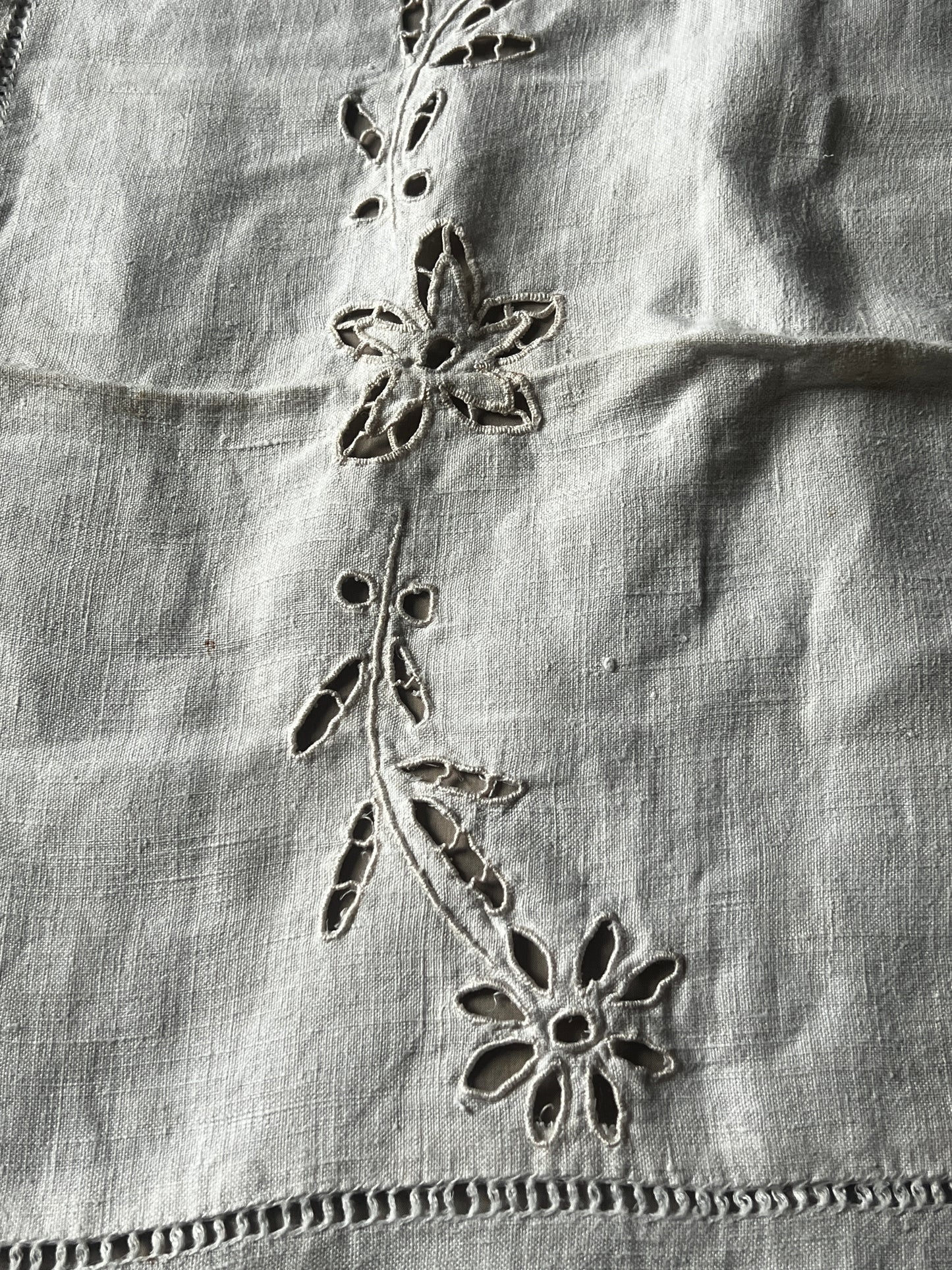 カットワーク刺繍リネンクロス(ダメージ)