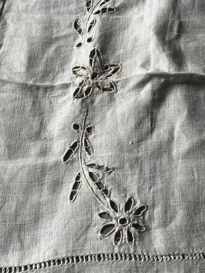 カットワーク刺繍リネンクロス(ダメージ)