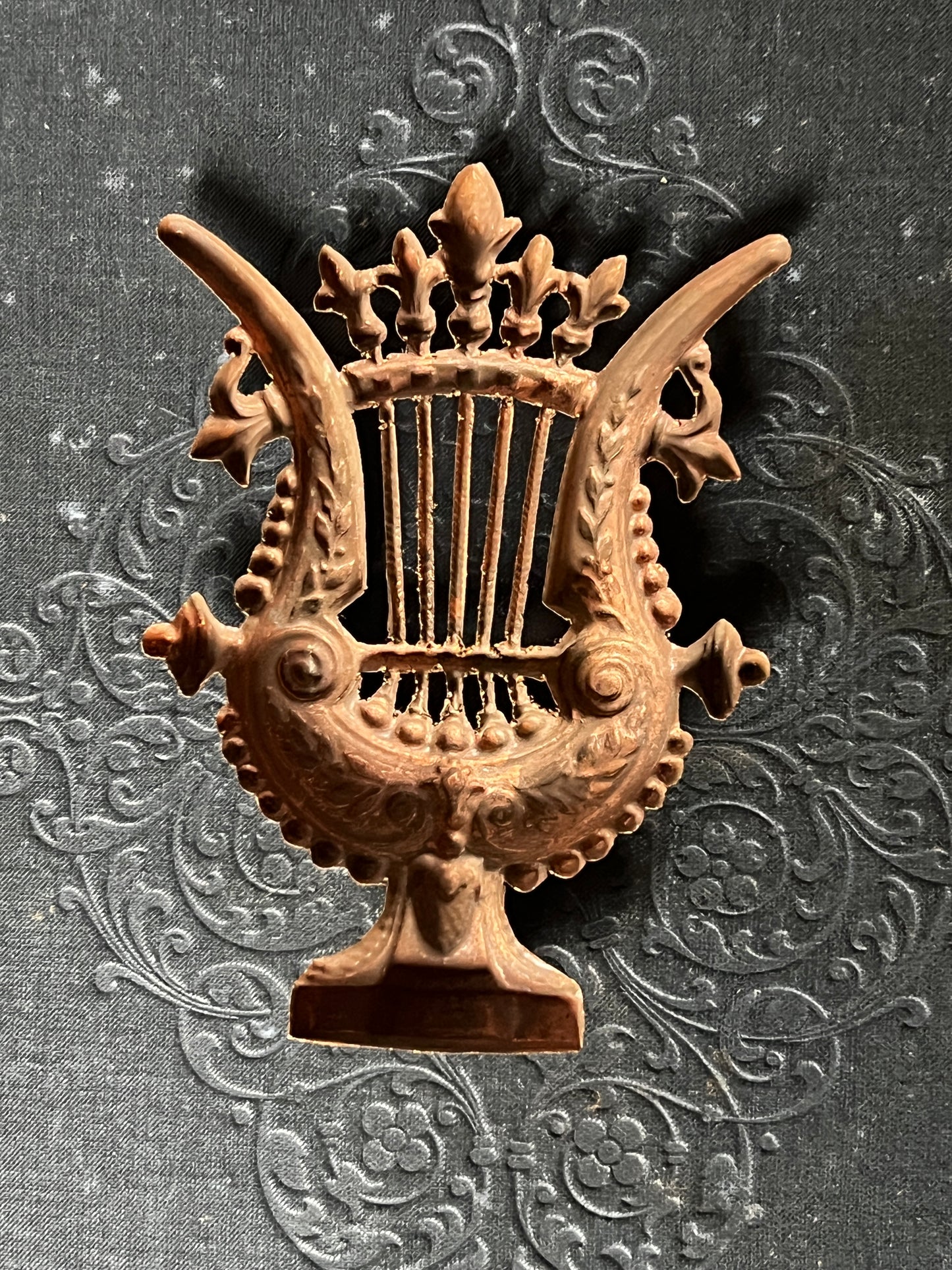 ブロンズ製竪琴のレリーフ