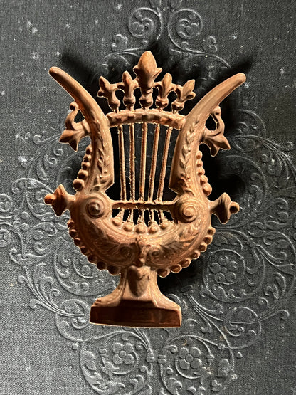 ブロンズ製竪琴のレリーフ