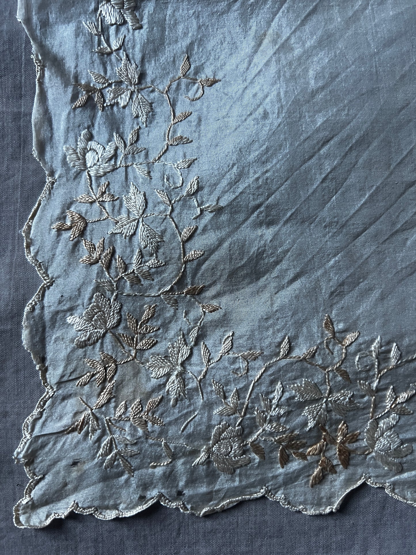 シルクサテンの刺繍ハンカチ