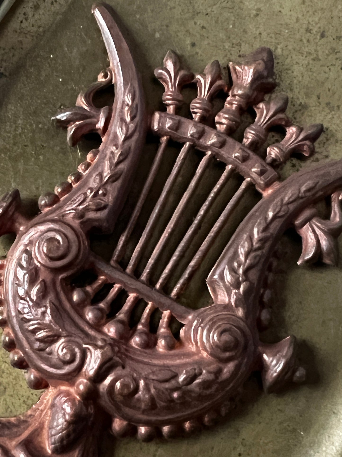 ブロンズ製竪琴のレリーフ