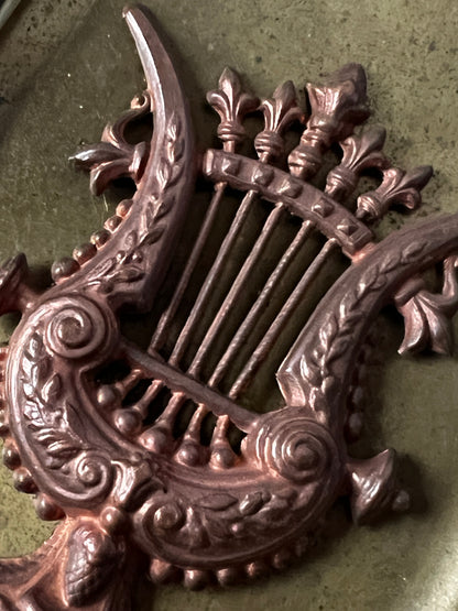 ブロンズ製竪琴のレリーフ