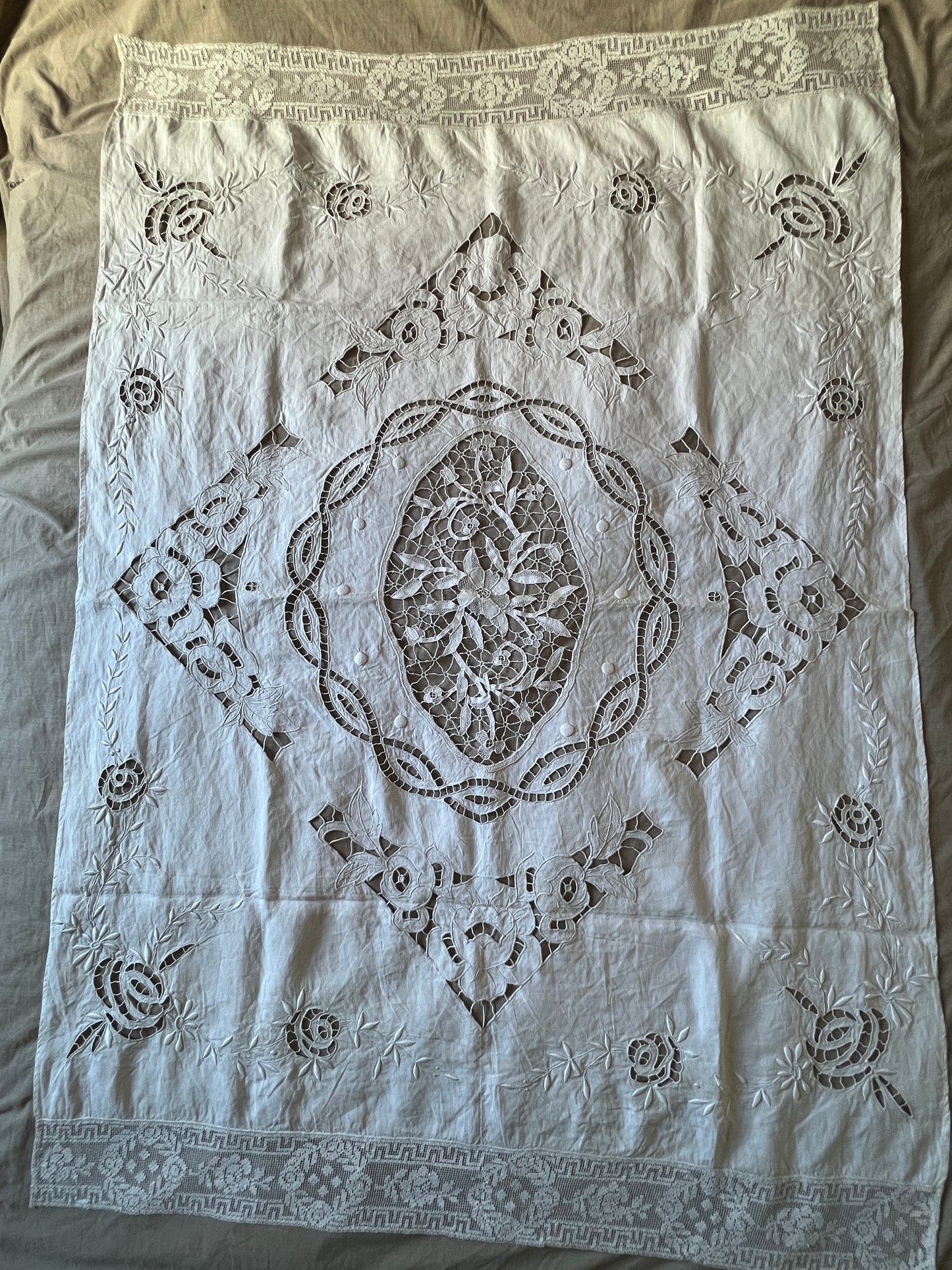 レースと刺繍のクロス