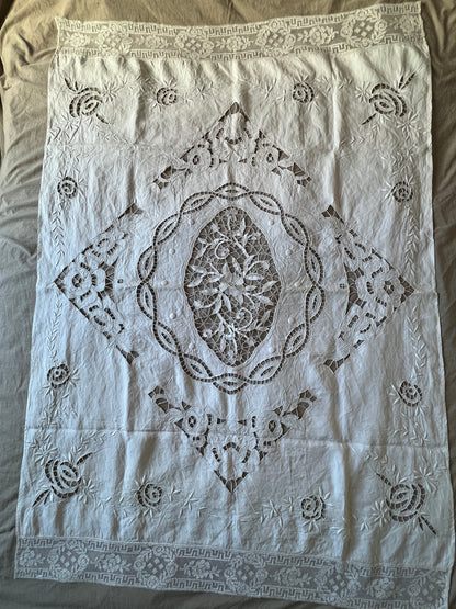 レースと刺繍のクロス