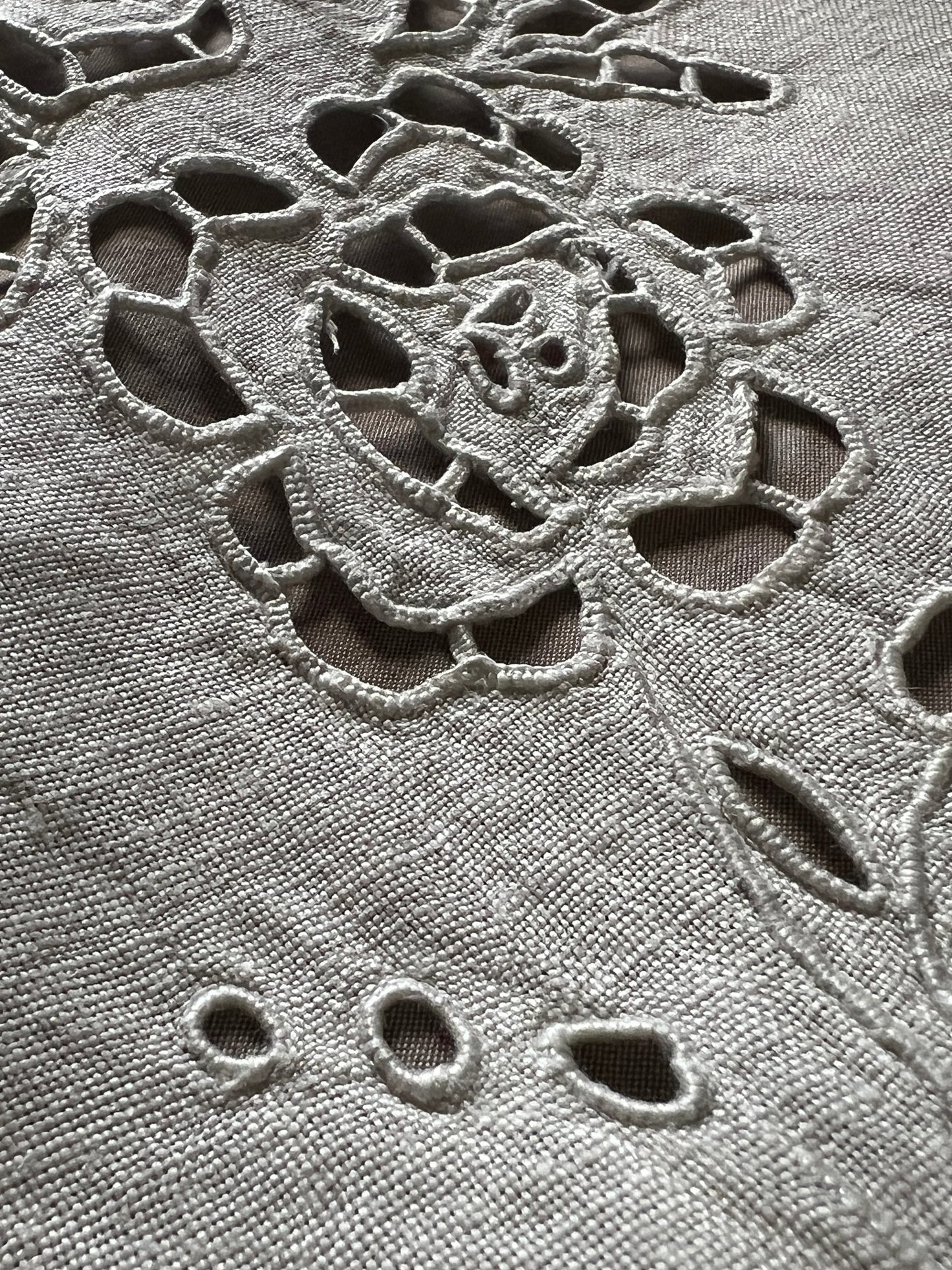 カットワーク刺繍棚飾り