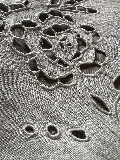 カットワーク刺繍棚飾り