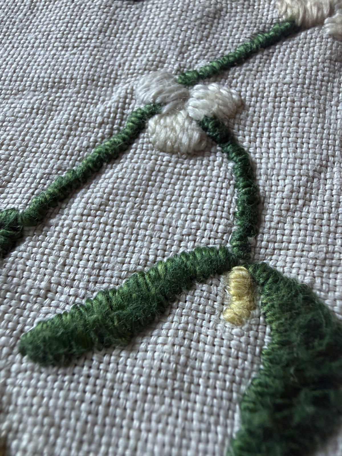 ヤドリギの刺繍のクッションカバー