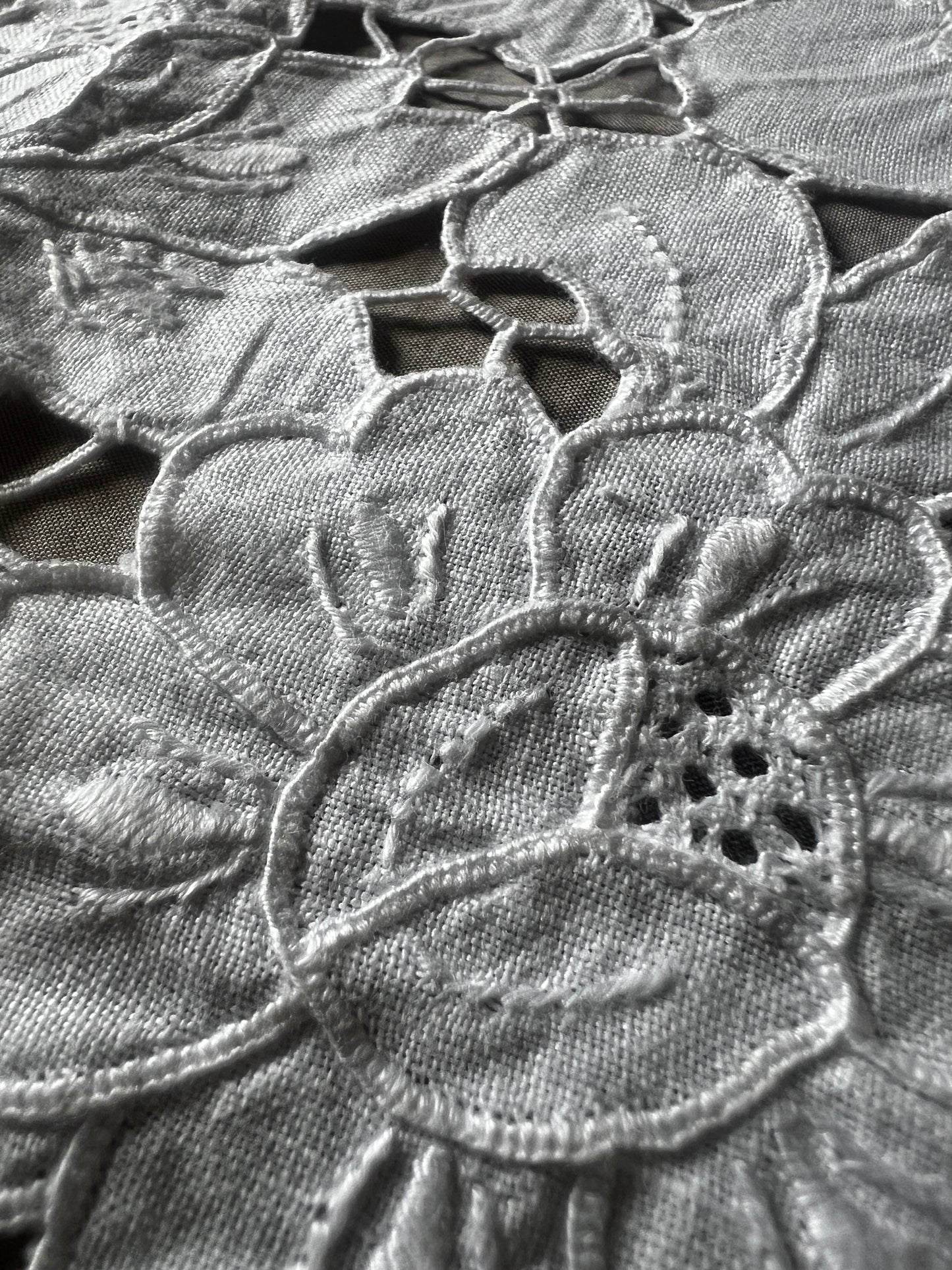 カットワーク刺繍クロス