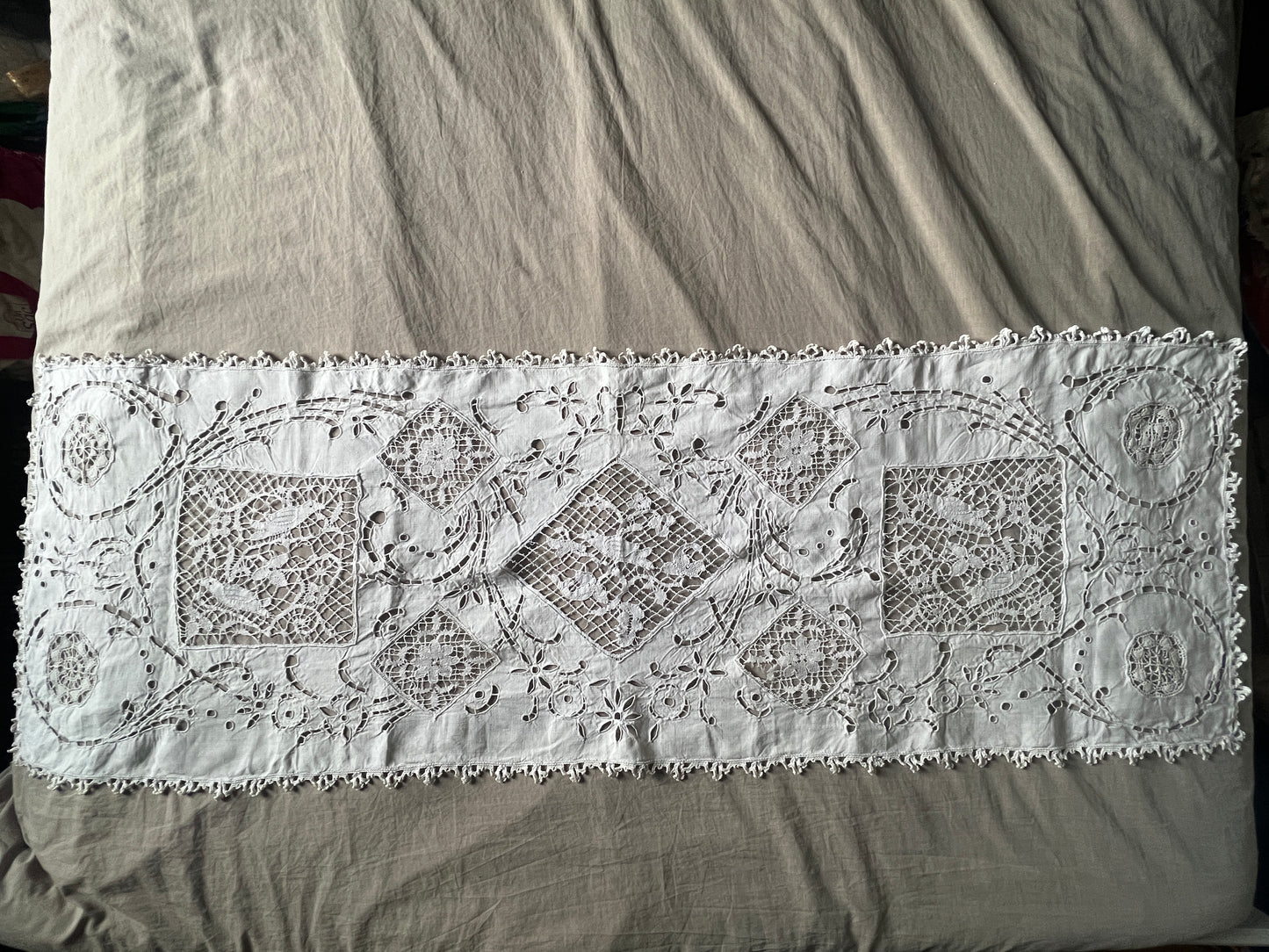 刺繍とレースの飾り布(鳥)