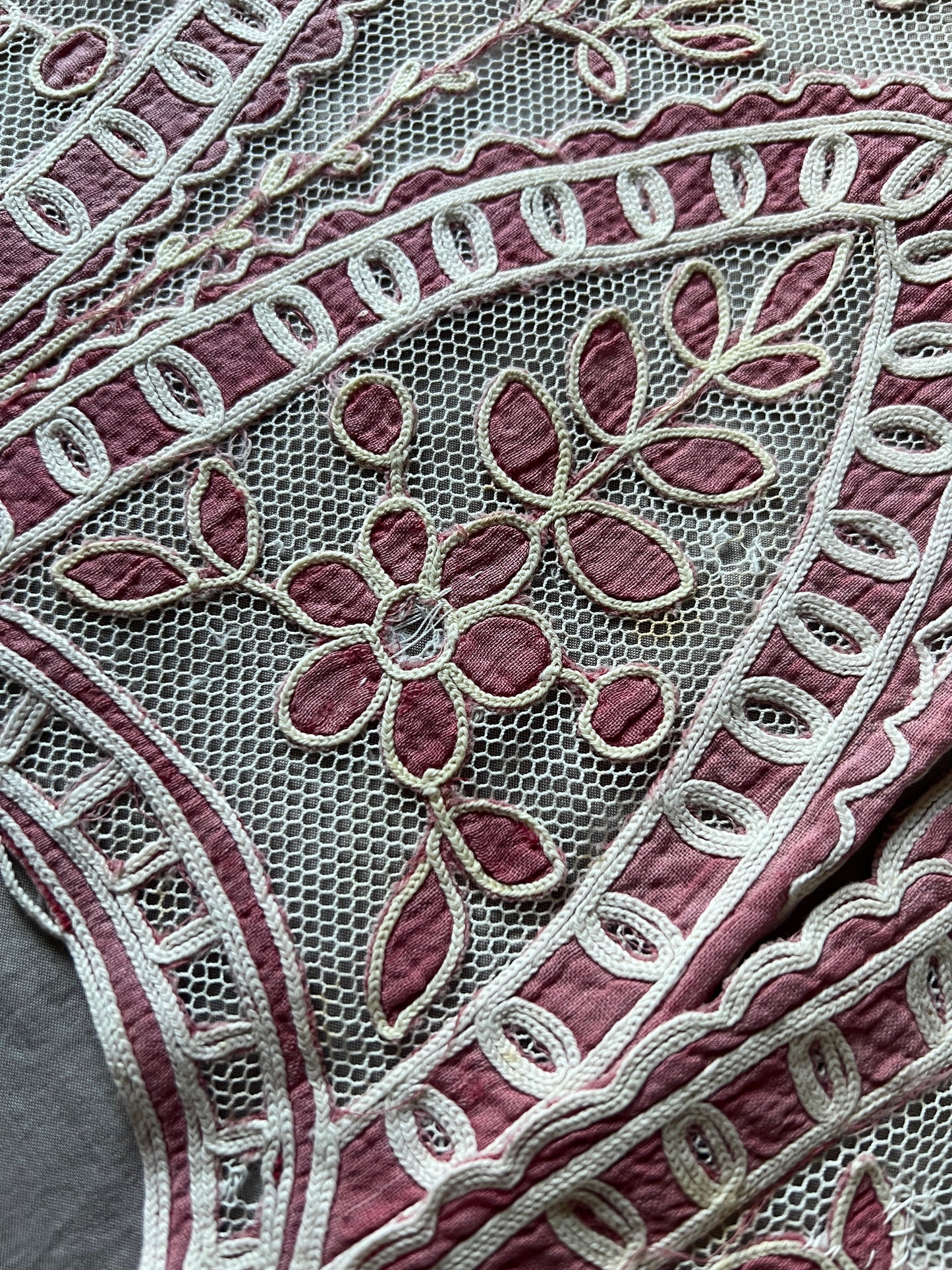 コルネリー刺繍のチュールカーテンペアセット