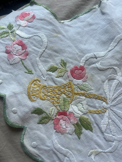 花の刺繍の棚飾り