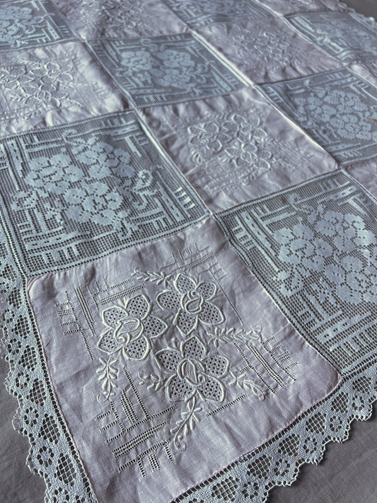 刺繍とレースの正方形クロス