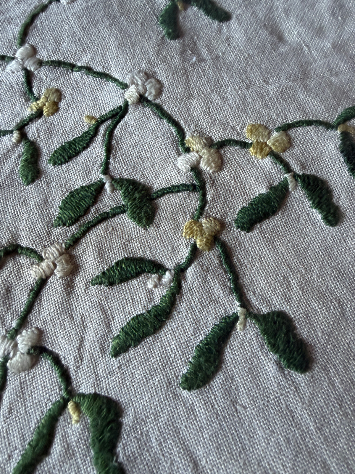 ヤドリギの刺繍のクッションカバー