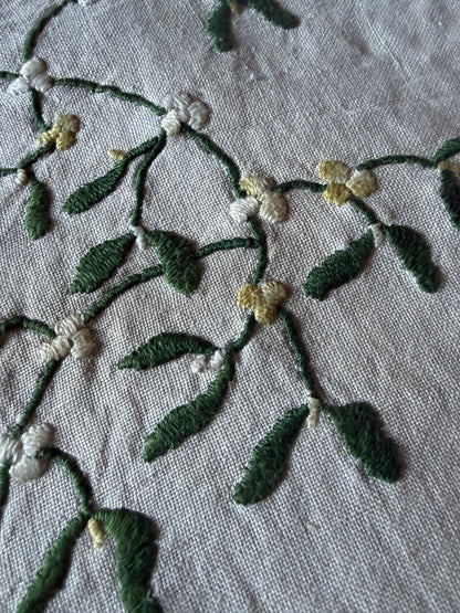 ヤドリギの刺繍のクッションカバー