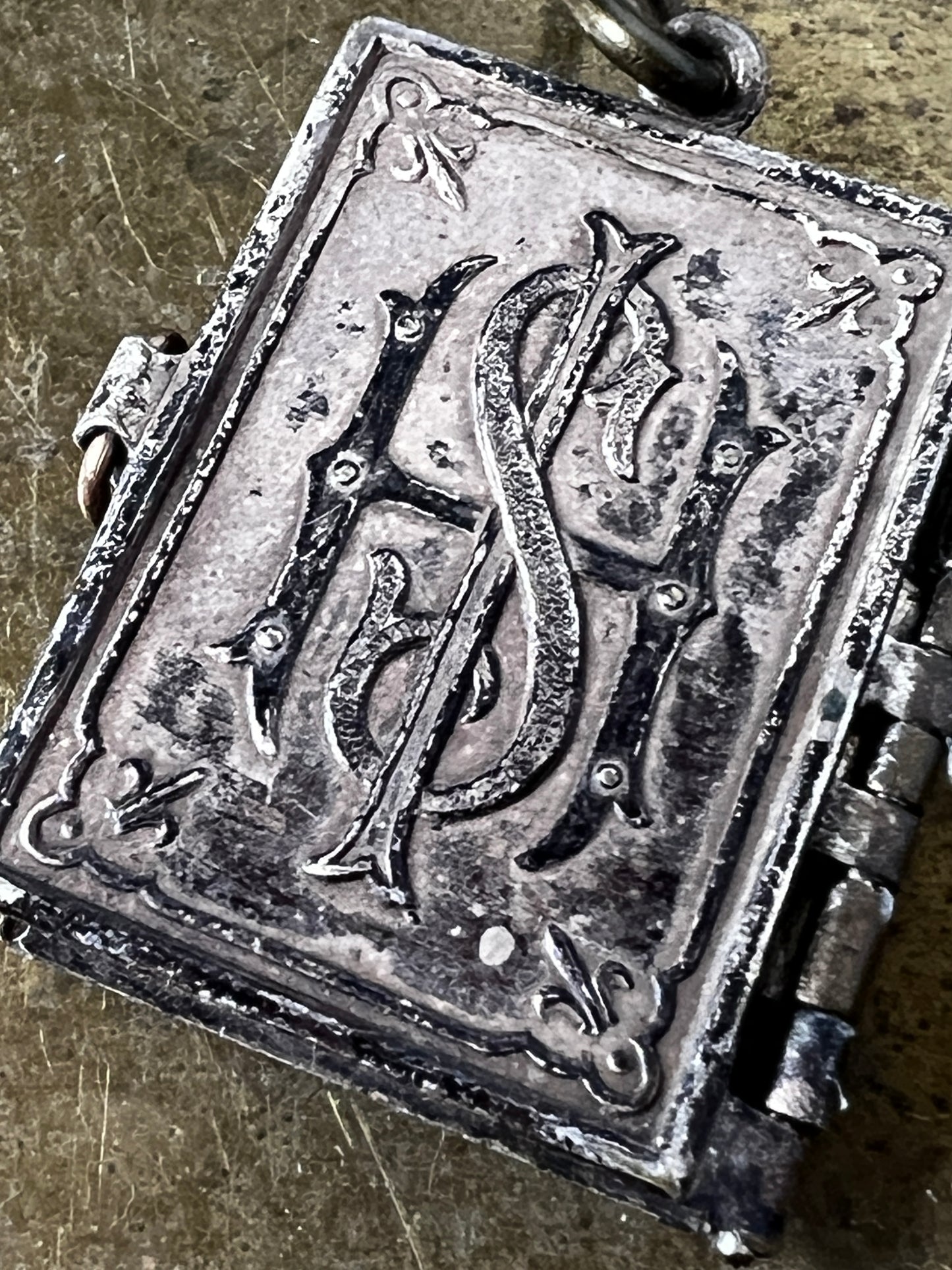 ★メタル製ミニブックチャーム