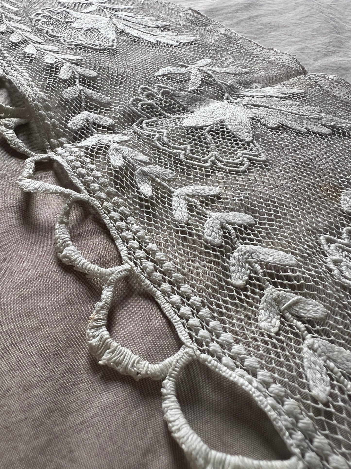 チュール刺繍レース