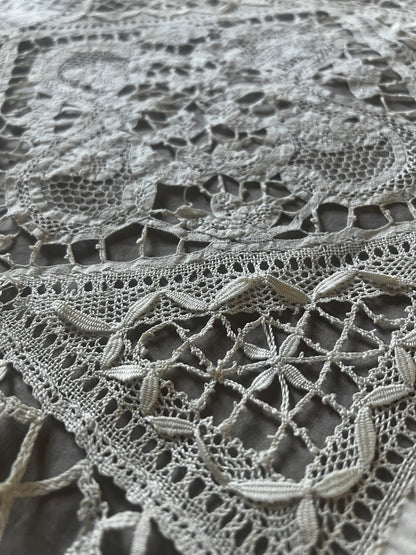 刺繍とレースの飾り布