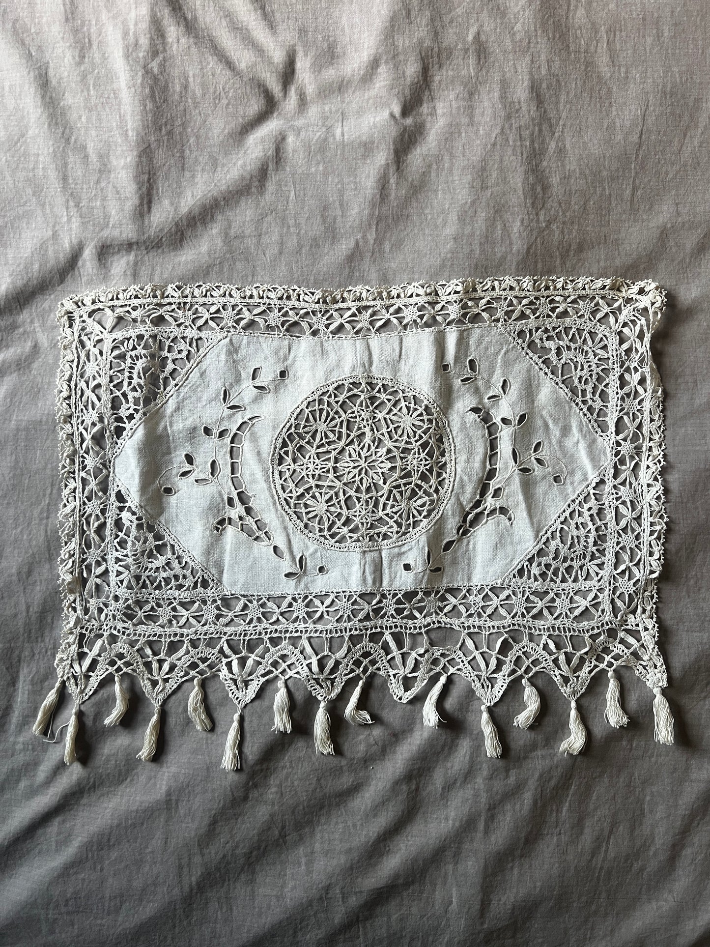 レースと刺繍のミニカーテン