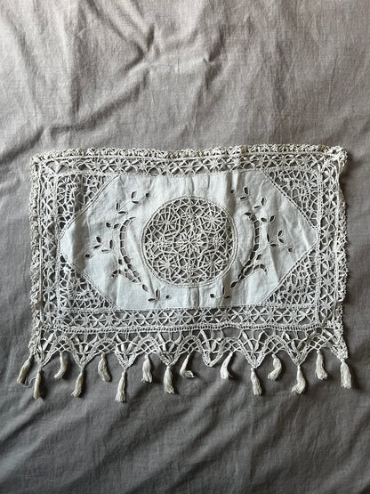 レースと刺繍のミニカーテン