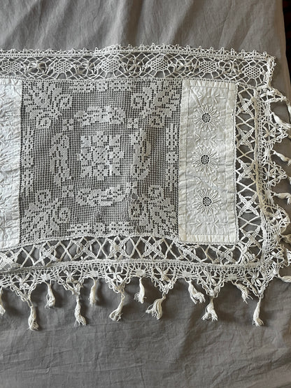 刺繍とレースの飾り布