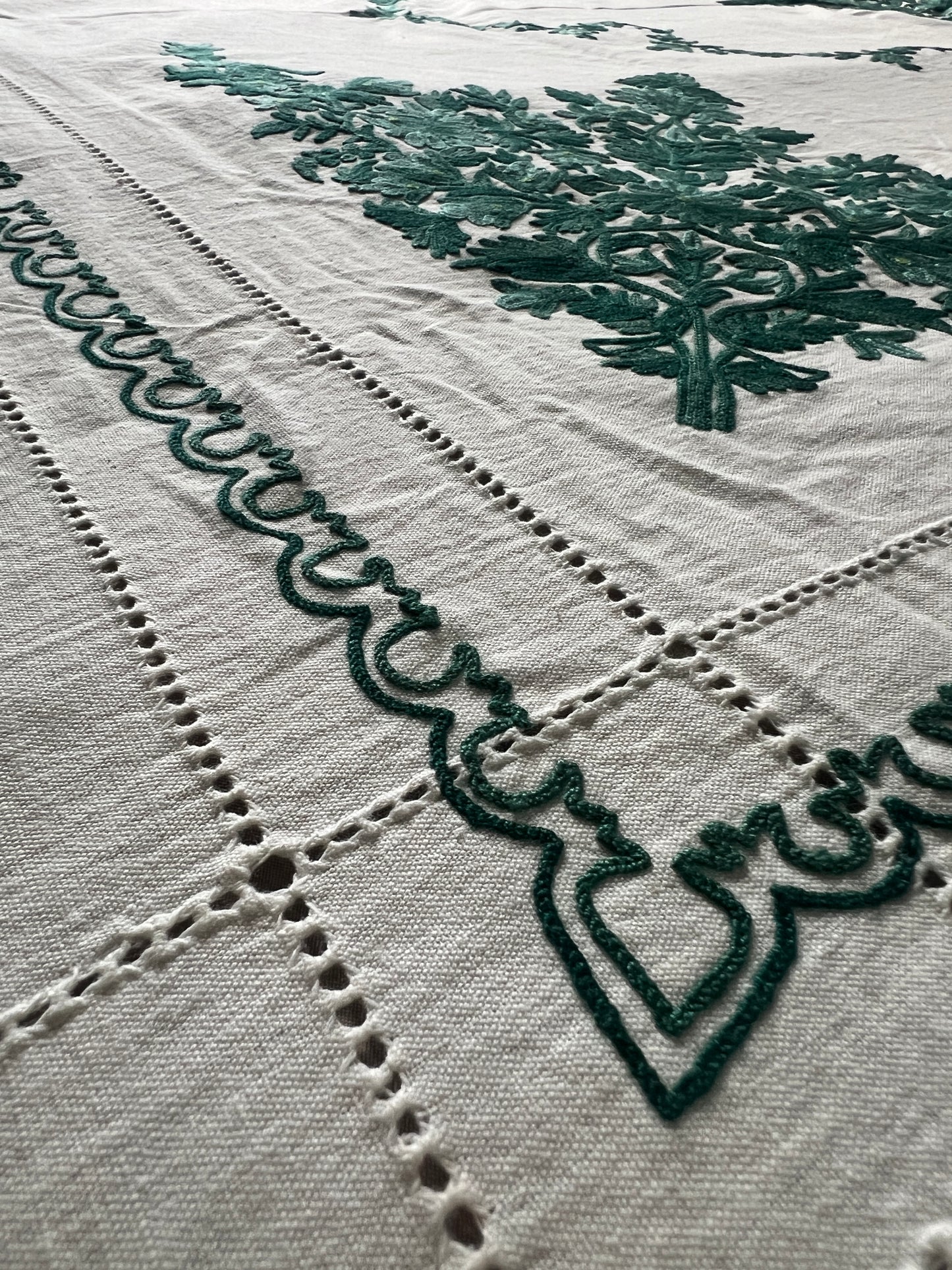 ★コルネリー刺繍の大判クロス