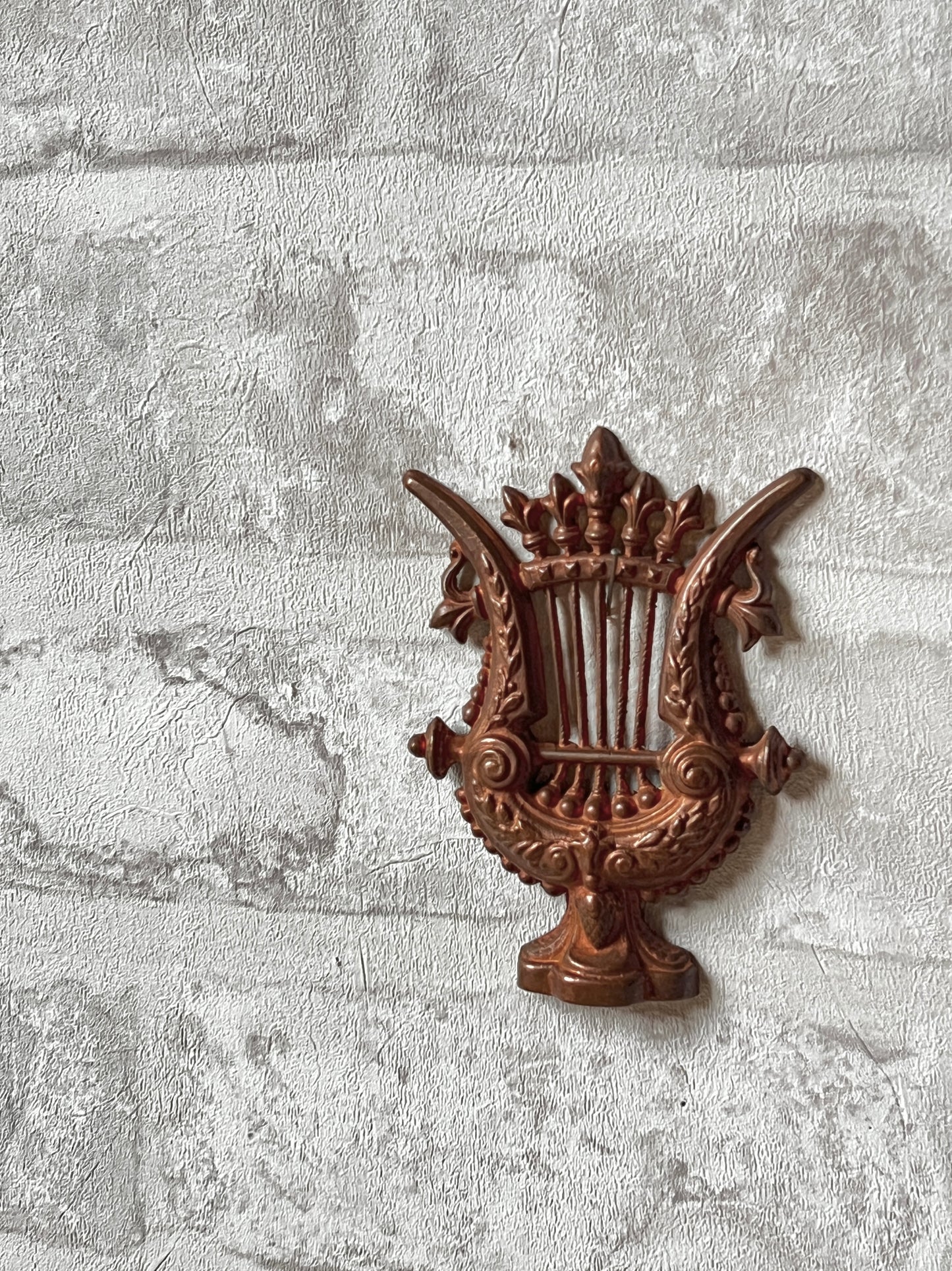 ブロンズ製竪琴のレリーフ