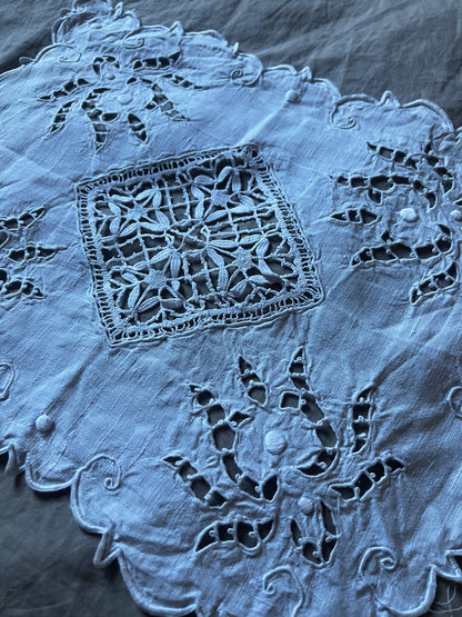 レースと刺繍のクロス