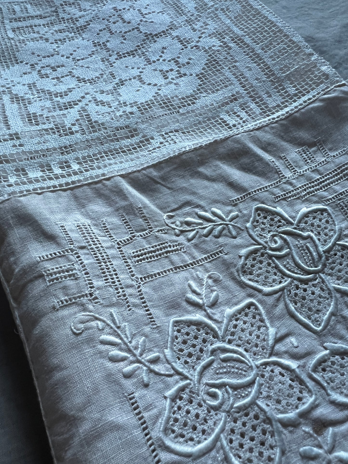 刺繍とレースの正方形クロス