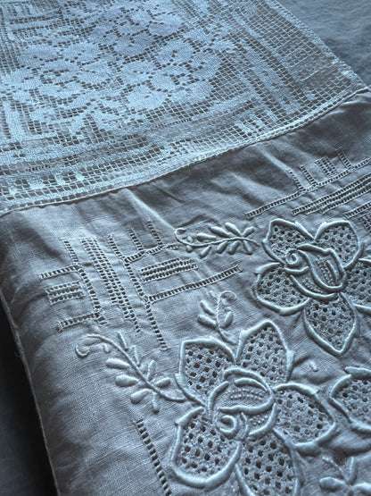 刺繍とレースの正方形クロス