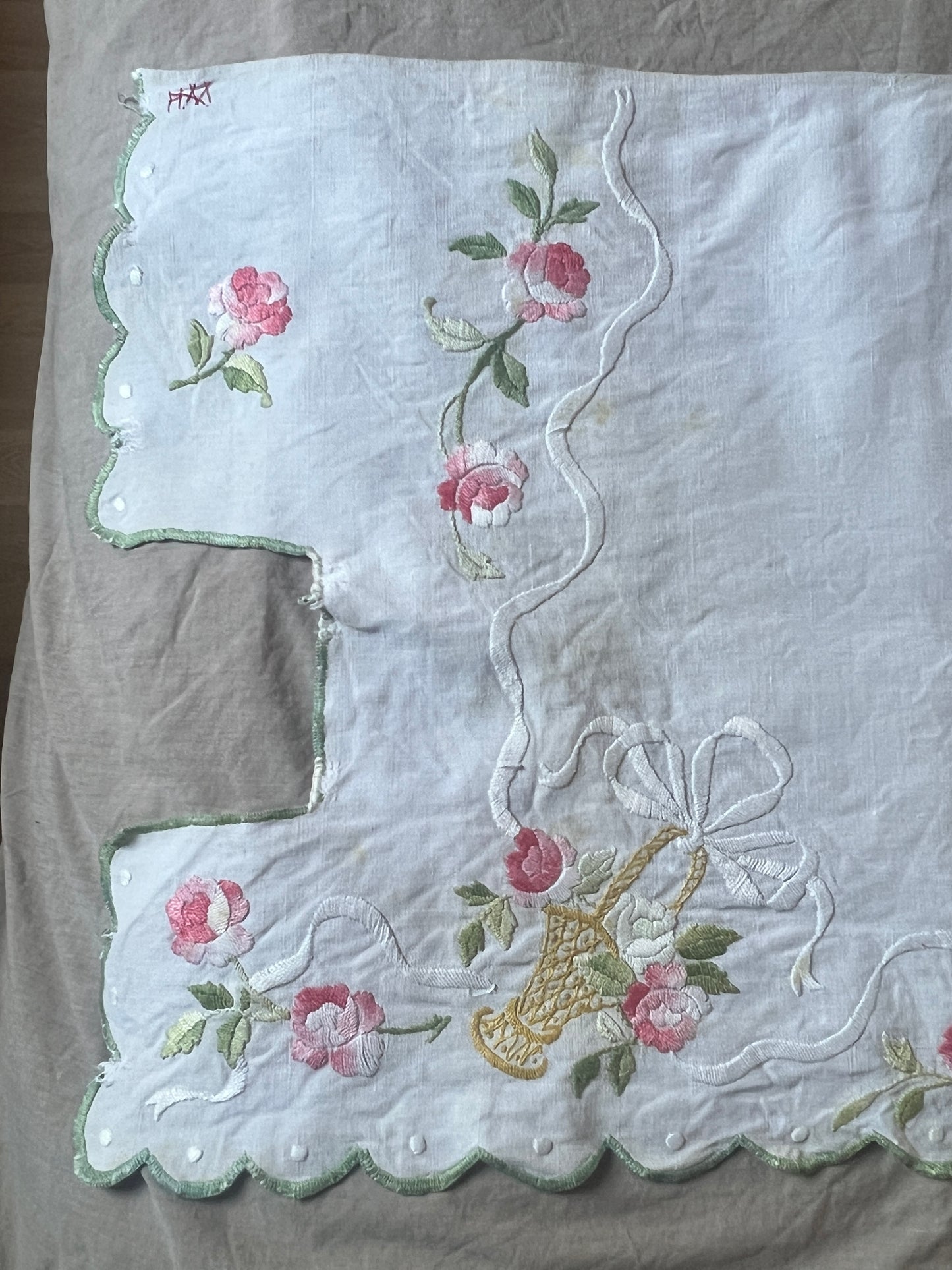花の刺繍の棚飾り