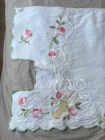 花の刺繍の棚飾り