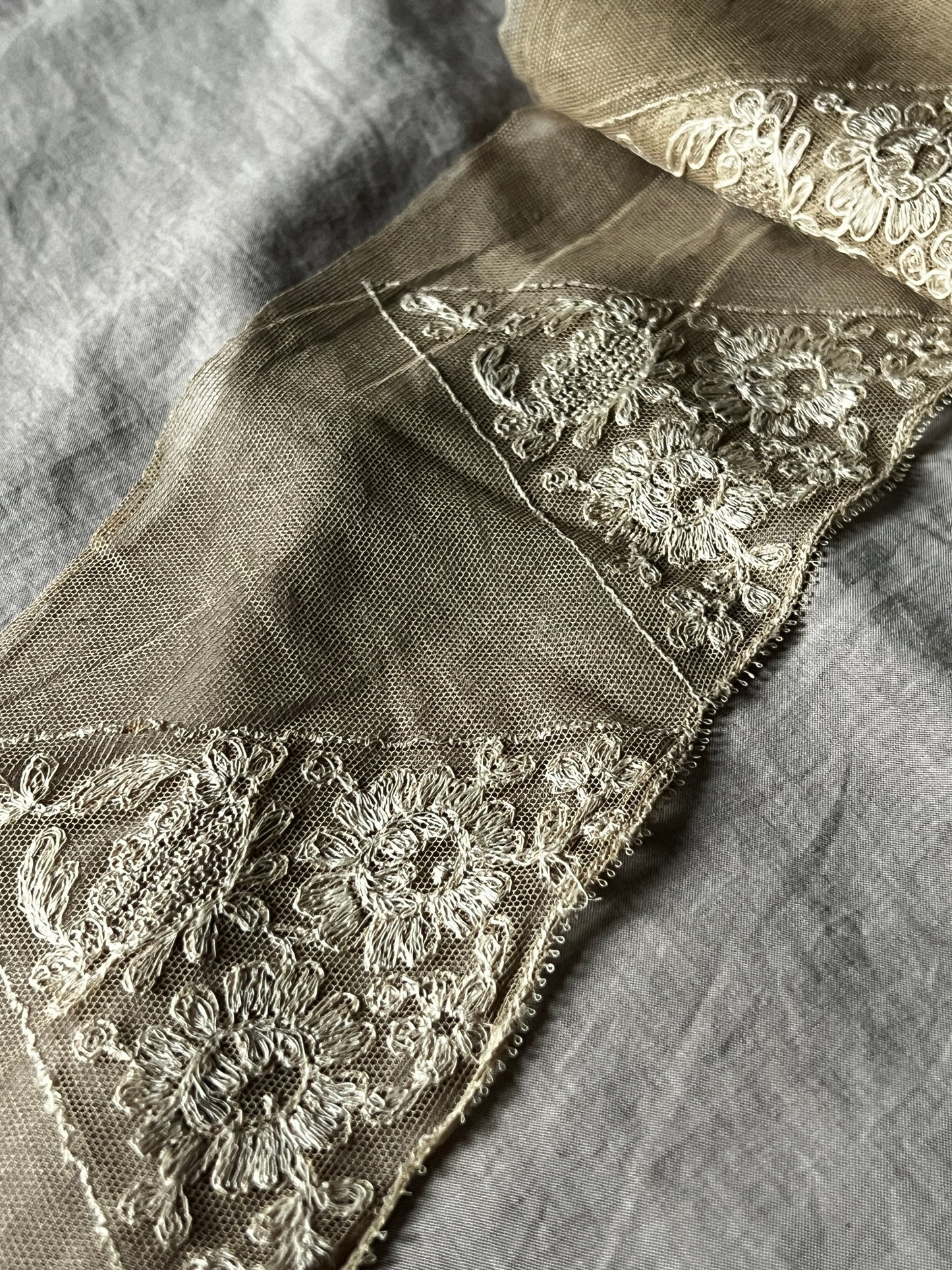 チュール刺繍レース