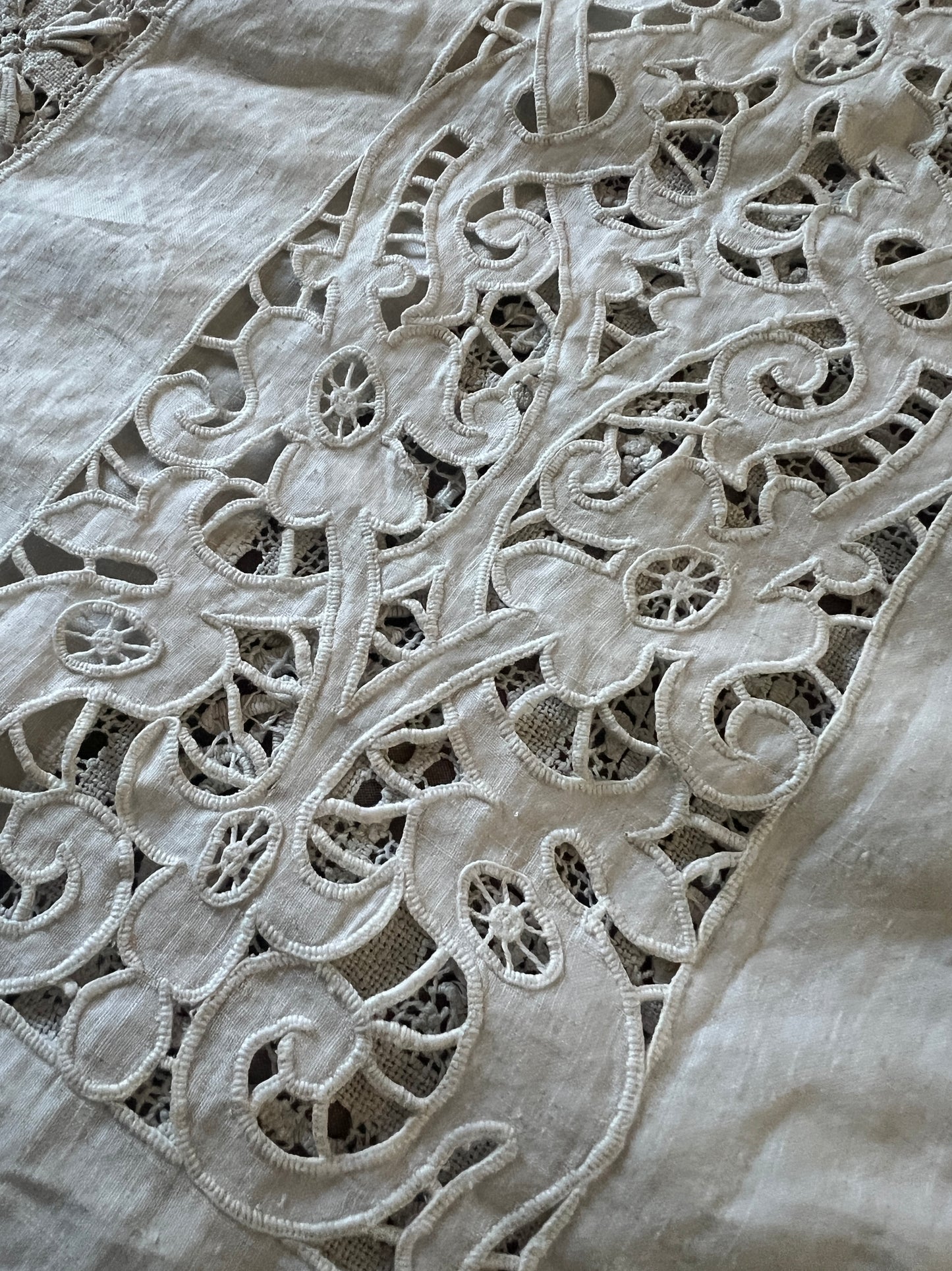 レースと刺繍の飾り布