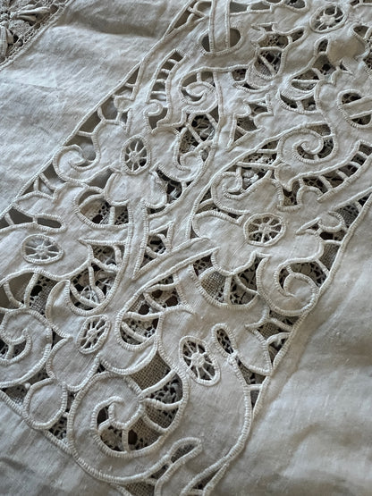 レースと刺繍の飾り布