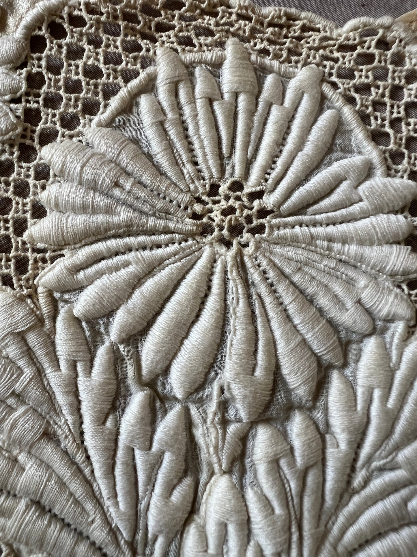 刺繍の胸元飾り端布