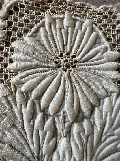 刺繍の胸元飾り端布