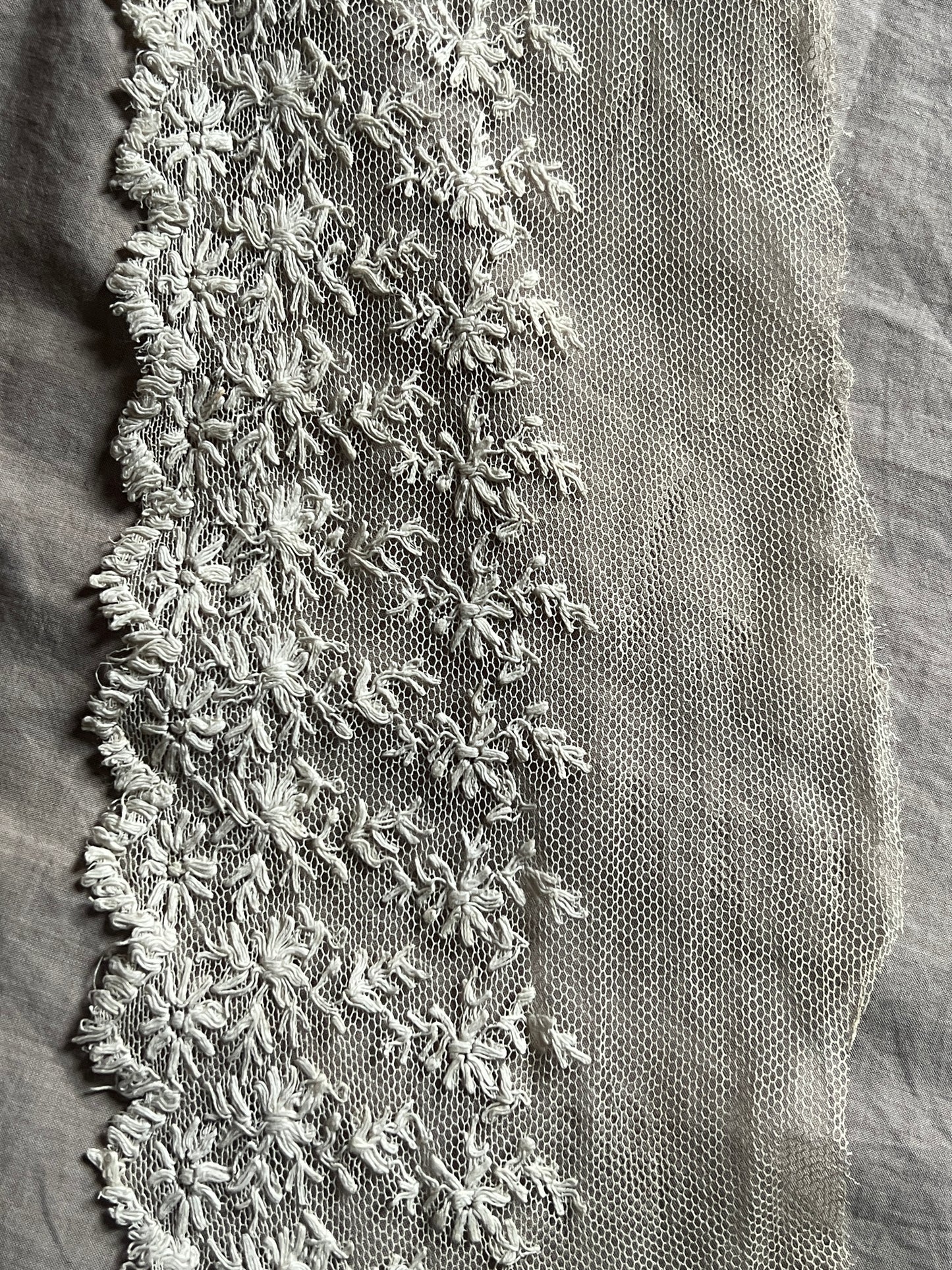 チュール刺繍レース