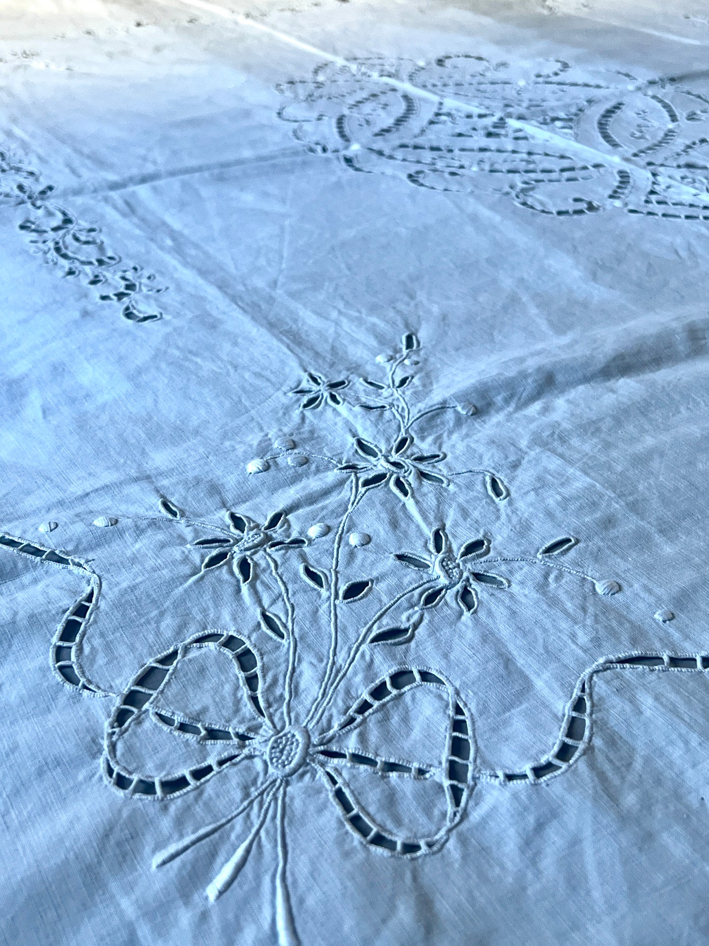 カットワークク刺繍大判クロス