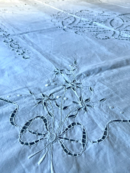 カットワークク刺繍大判クロス