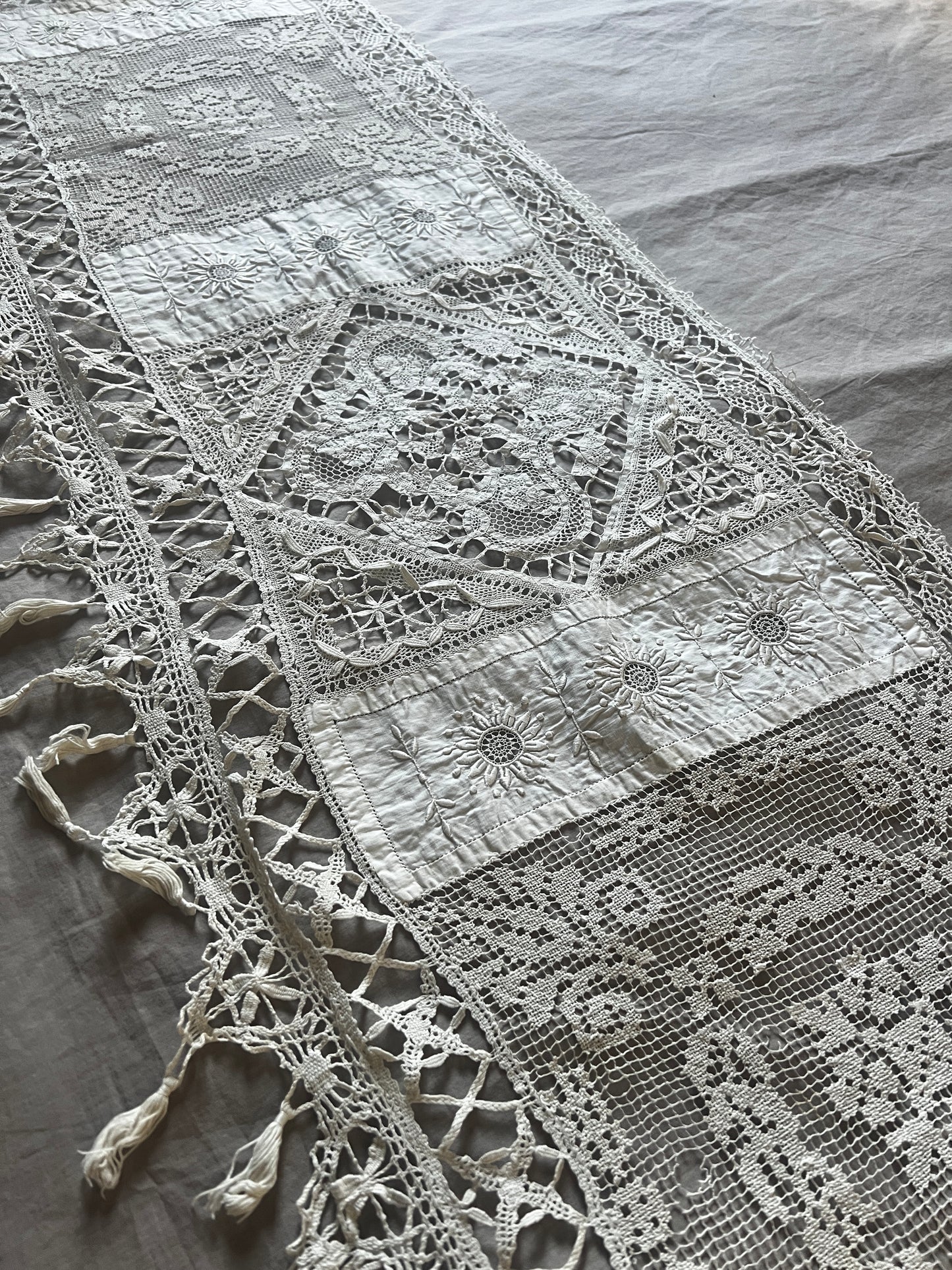 刺繍とレースの飾り布